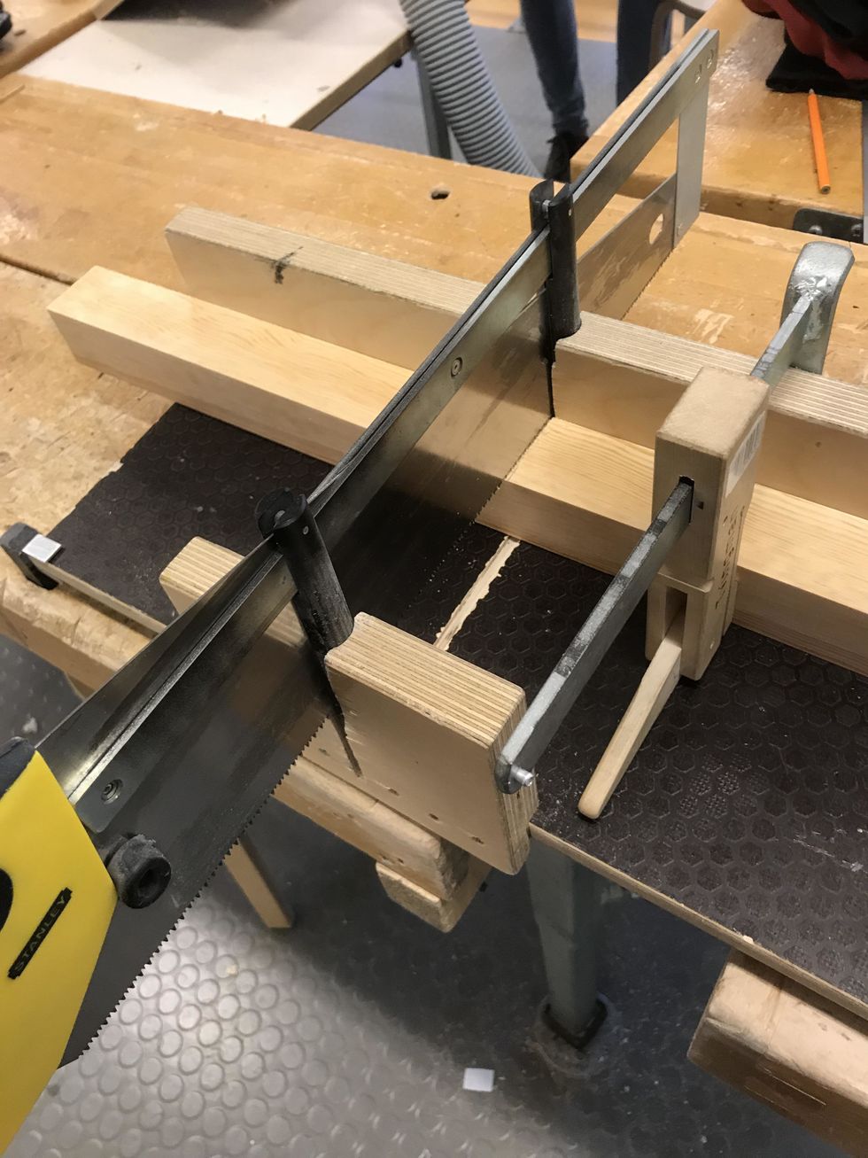 Nu n\u00e4r du ska b\u00f6rja med stativet ska du b\u00f6rja med Regeln och den kan vara typ 70-90 cm l\u00e5ng beror p\u00e5 hur h\u00f6gt din Green screen ska vara.