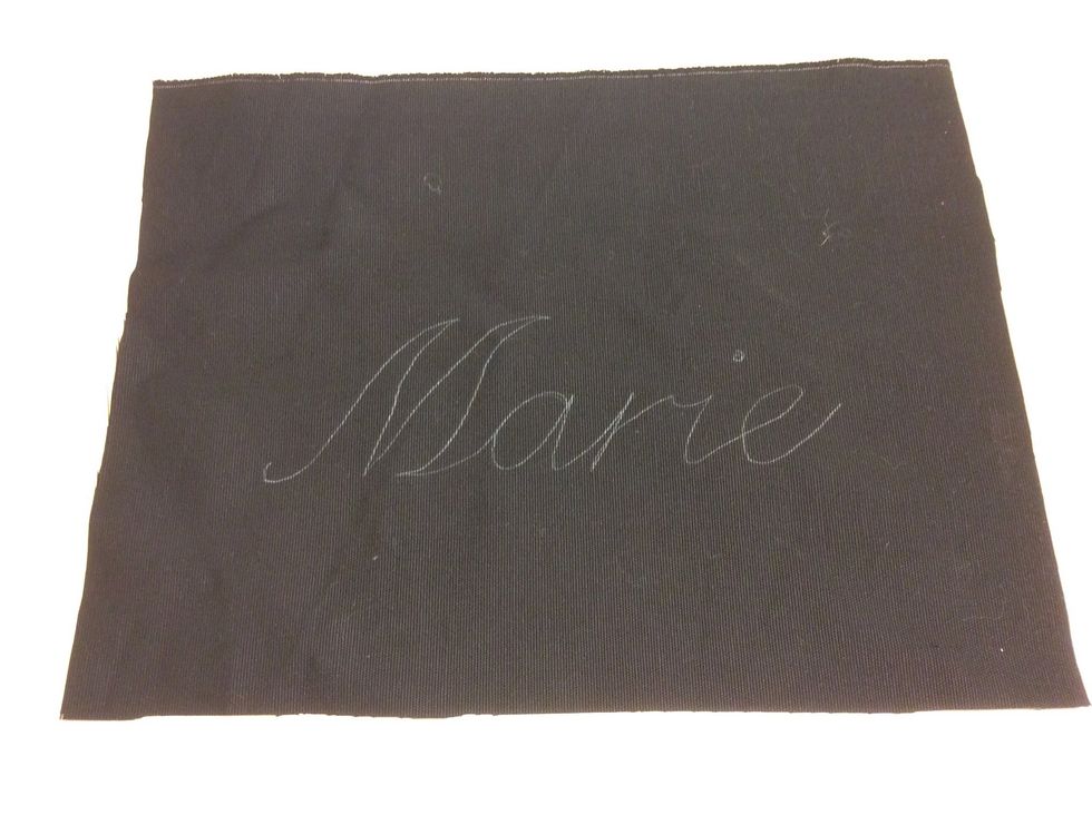 Nu ser ditt namn ut s\u00e5h\u00e4r och det \u00e4r dags att b\u00f6rja brodera.  Be Marie om hj\u00e4lp.