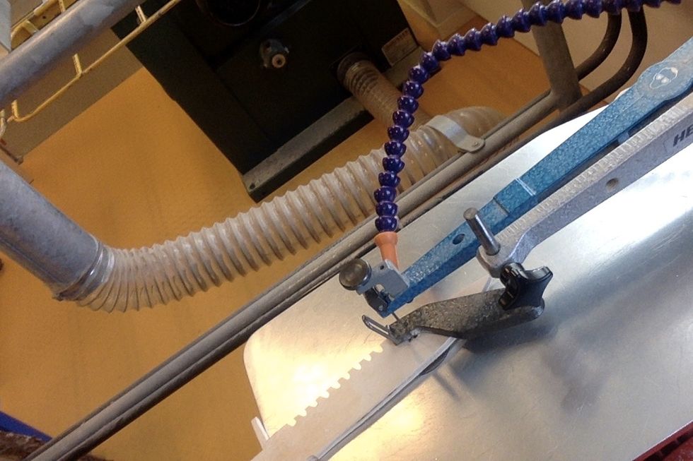 nu ska du anv\u00e4nda den elektriska figur s\u00e5gen f\u00f6r att s\u00e5ga ut h\u00e5let och du ska helst fr\u00e5ga Fredrik om hj\u00e4lp f\u00f6r du ska ta av s\u00e5gen och set de in i det h\u00e5let du gjorde