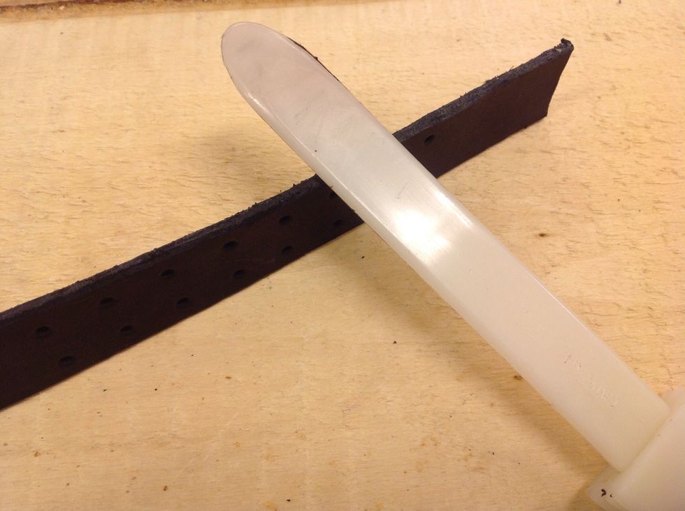 Nu ska du bearbeta kanten med ett falsben. Ju mer man gnider desto b\u00e4ttre resultat. Du ska dock inte trycka f\u00f6r h\u00e5rt.