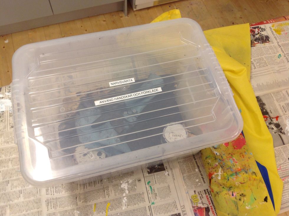 Nu ska du f\u00e4rga ditt l\u00e4derarmband. OBS denna f\u00e4rg g\u00e5r INTE bort fr\u00e5n kl\u00e4der, m\u00f6bler, golv mm s\u00e5 var f\u00f6rsiktig. Du m\u00e5ste ha f\u00f6rkl\u00e4de och handskar och du m\u00e5ste h\u00e5lla dig i l\u00e5dan n\u00e4r du f\u00e4rgar.