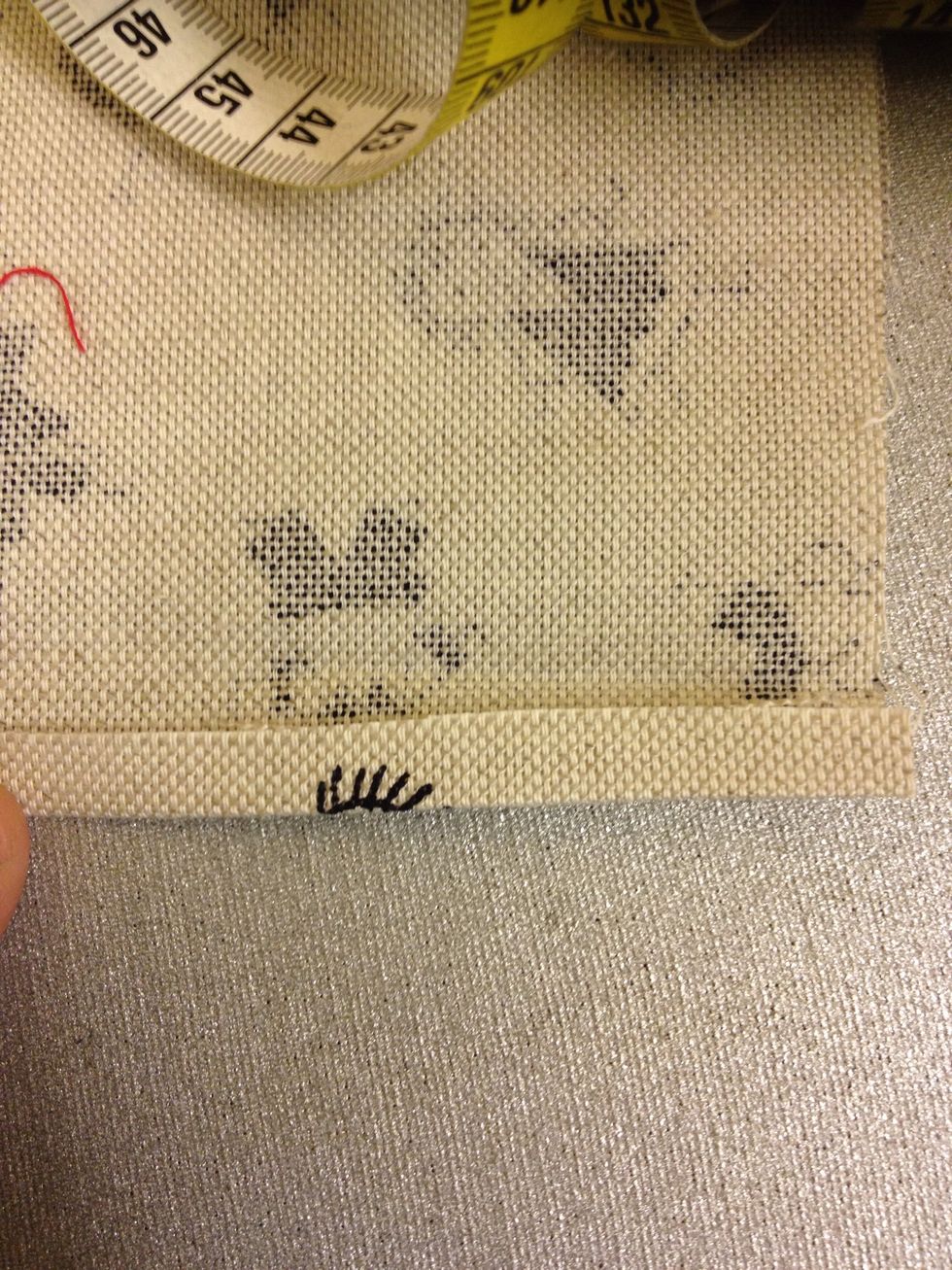 Nu ska du fixa fickan p\u00e5 v\u00e4skan. Om du g\u00f6r v\u00e4skan med din paperpiecingen s\u00e5 ska den nu monteras ihop som en blockruta med det valda tyget. Kanten upp p\u00e5 fickan ska vikas ner en halv cm, stryk platt.