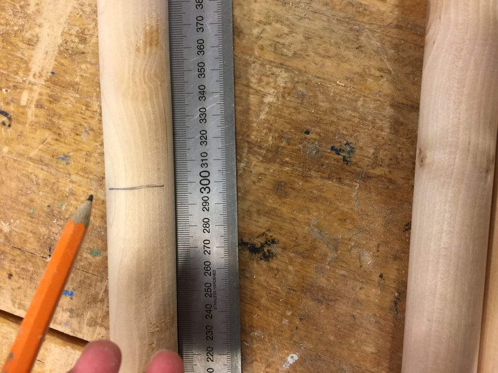 Nu ska du g\u00f6ra benen f\u00f6r stolen. M\u00e4tt fyra stycken 500mm l\u00e5nga pinnar som \u00e4r 30mm i diameter