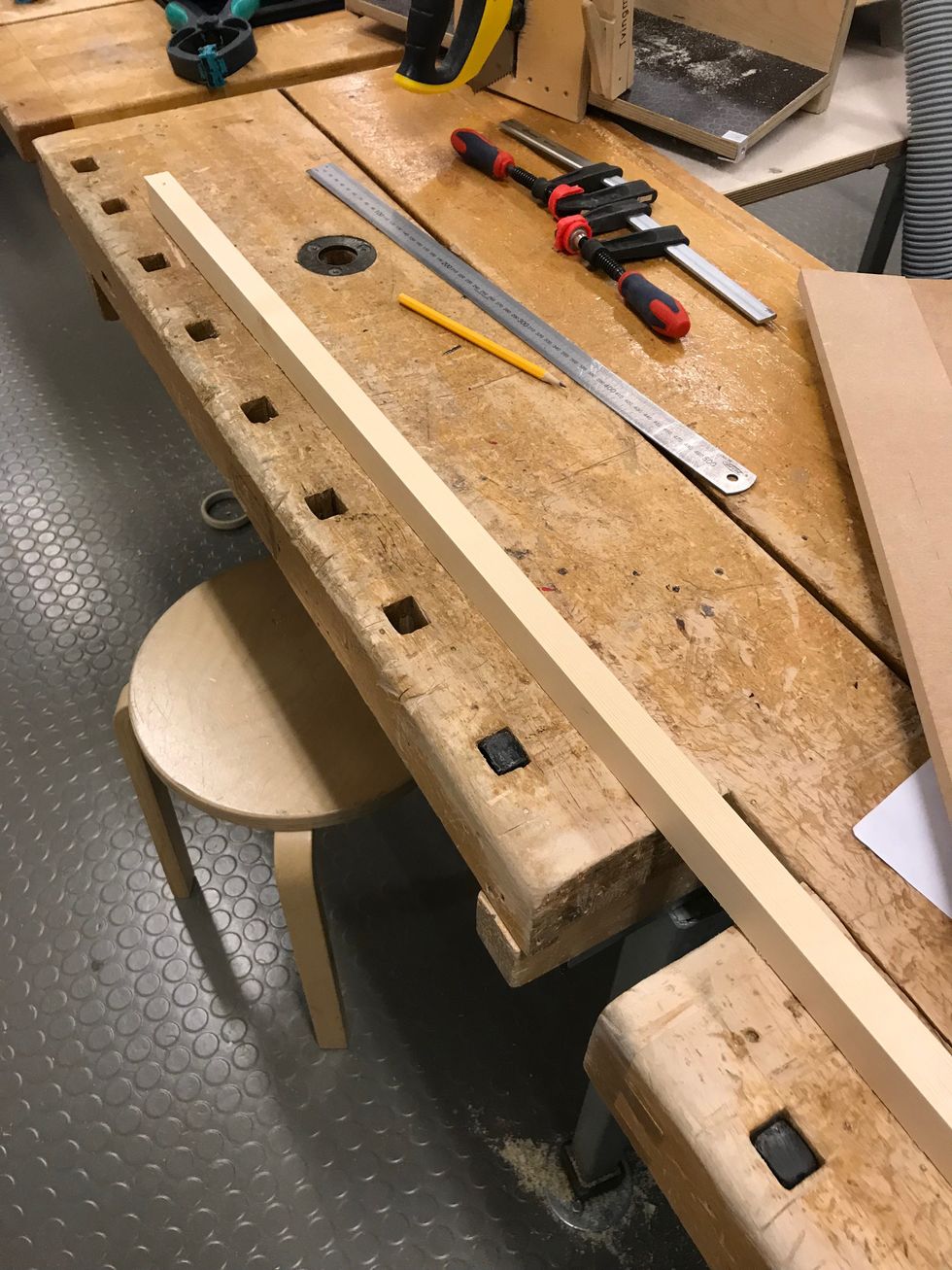 Nu ska du g\u00f6ra den som h\u00e5ller Green screenen och du m\u00e4ter ut hur l\u00e5ng den ska vara det \u00e4r mellan 40-70 cm l\u00e5ng det beror p\u00e5 hur stor din Green screen \u00e4r (detta \u00e4r botten som ska h\u00e5lla Green screenen.