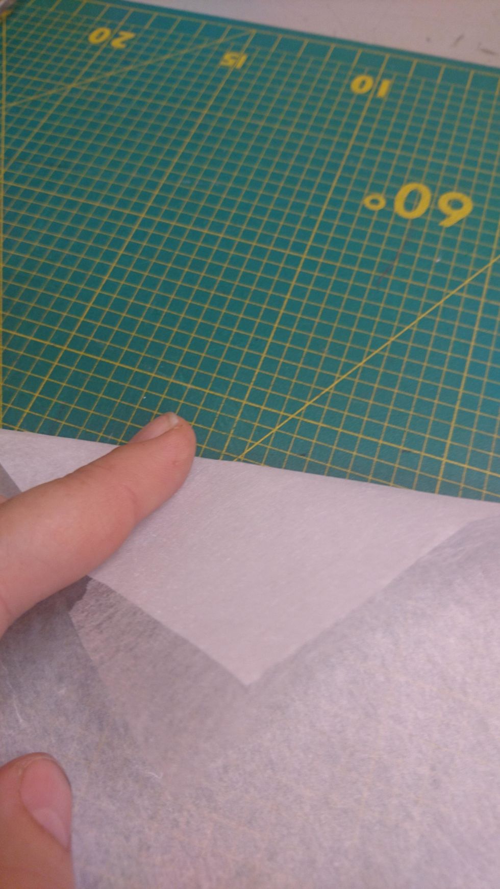 Nu ska du g\u00f6ra dina initialer. Be om en lagom bit vliseofix.