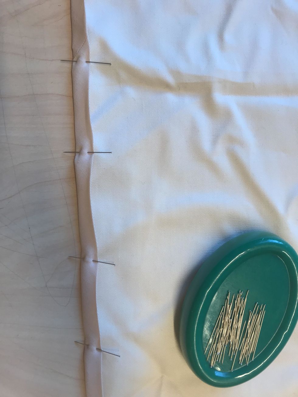 Nu ska du g\u00f6ra en kant p\u00e5 ditt f\u00f6rkl\u00e4de f\u00f6r att f\u00e5 det att se b\u00e4ttre ut. Jag tog d\u00e5 band och n\u00e5lade fast det. Detta g\u00f6r du runt hela f\u00f6rkl\u00e4det.