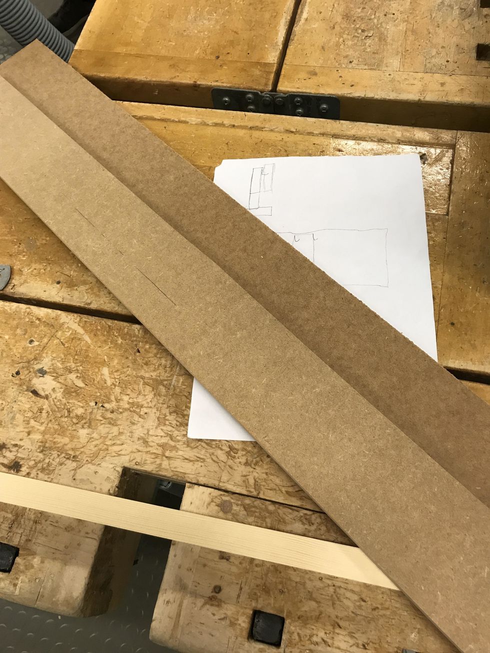 Nu ska du ha v\u00e4ggen p\u00e5 vars sin sia som ska h\u00e5lla Green screenen p\u00e5 plats och kom ih\u00e5g den ska vara lika l\u00e5ng som botten p\u00e5 h\u00e5llaren s\u00e4g till s\u00e5 att plankorna \u00e4r identiska i alla l\u00e4ngder.