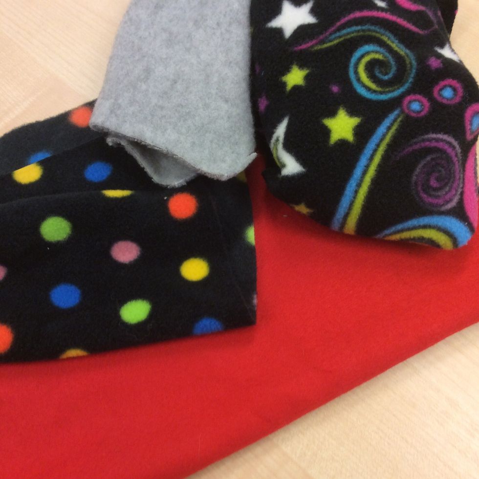 Nu ska du klippa ut \u00f6gon i fleece eller filt. Runda, fyrkantiga, ovala, ett, tv\u00e5 eller flera- du best\u00e4mmer. G\u00f6r dem inte f\u00f6r sm\u00e5!