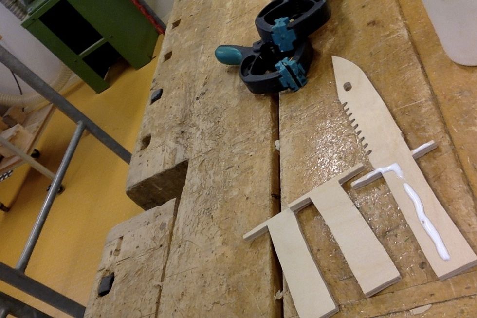 nu ska du limma fast delarna p\u00e5 var sin sida