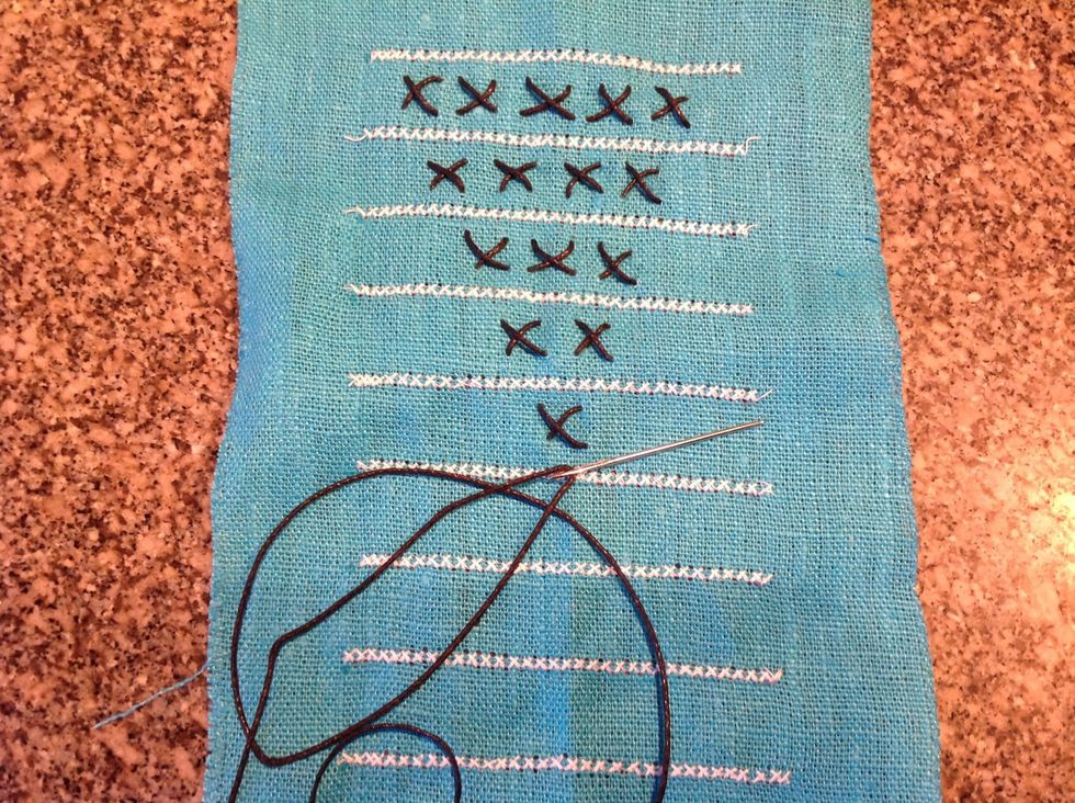 Nu ska du markera ett till fem p\u00e5 n\u00e5got s\u00e4tt. H\u00e4r syr jag kryss med med en grov l\u00e4dertr\u00e5d.