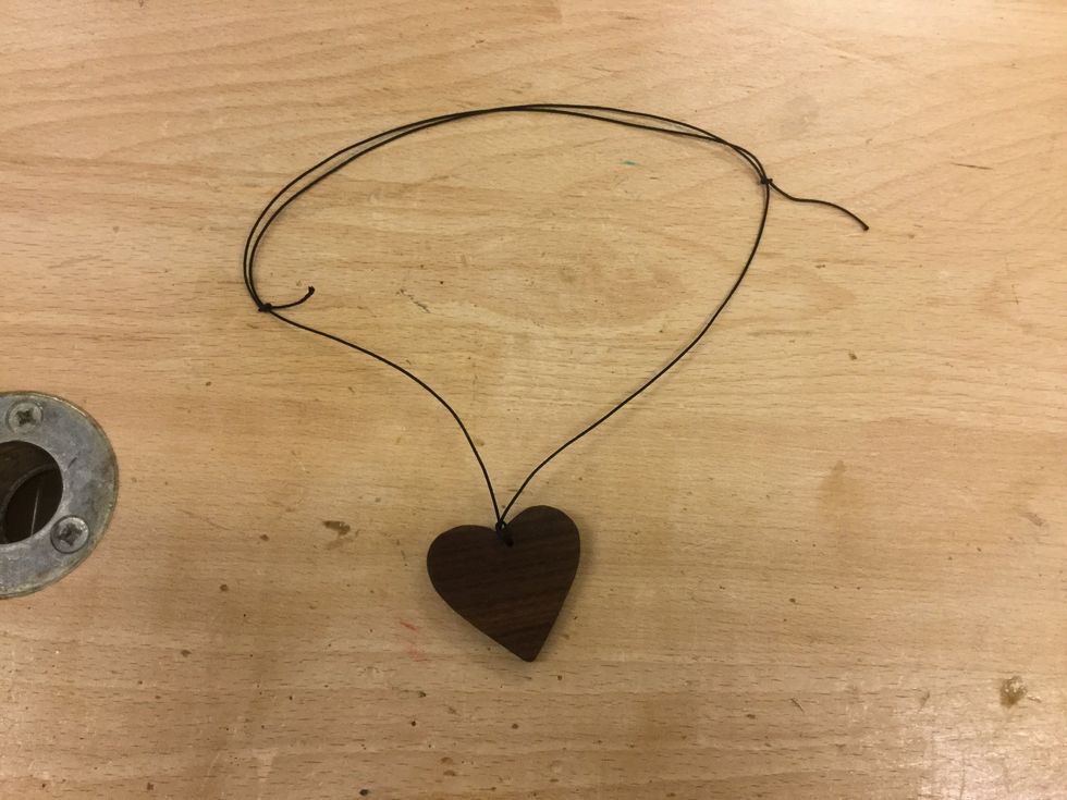 Nu ska du s\u00e4tta i ett sn\u00f6re. V\u00e4lj ett sn\u00f6re som inte \u00e4r t\u00f6jbart. Sedan dubblar du sn\u00f6ret och stoppar in det i h\u00e5let som du har borrat. D\u00e5 blir det som en \u00f6gla som du stoppar in tr\u00e5den p\u00e5 andra sidan.