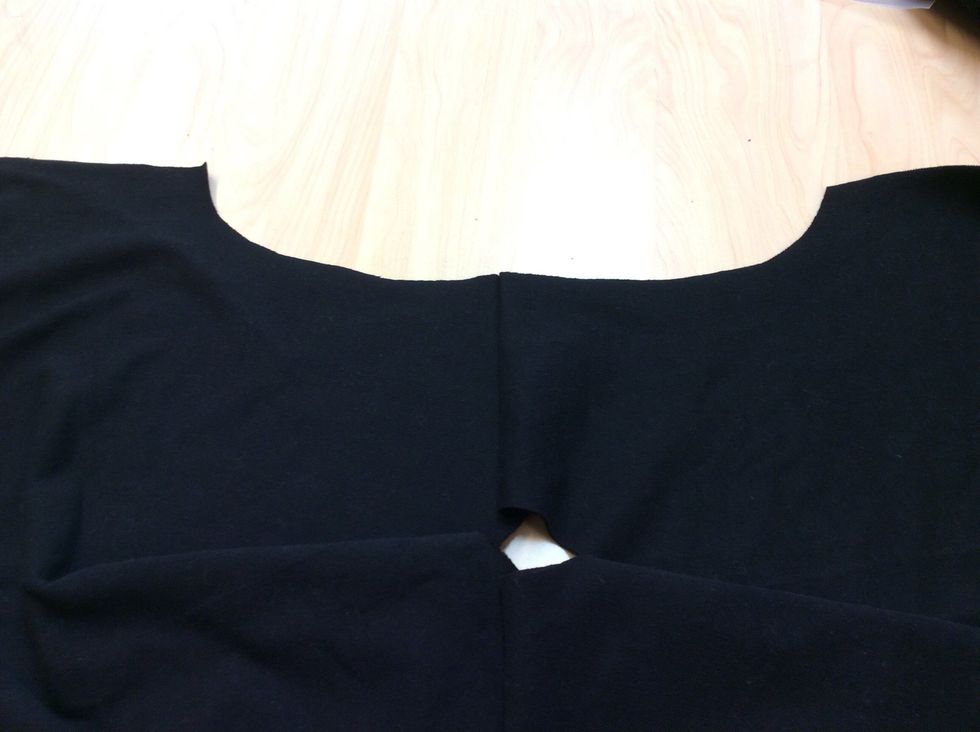 Nu ska du sy fast \u00e4rmarna p\u00e5 fram/bakdelen.