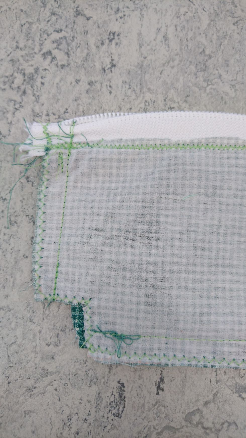 Nu ska du sy h\u00f6rnen, stick in ett finger i pennfacket s\u00e5 h\u00f6rnet bubblar ut lite.