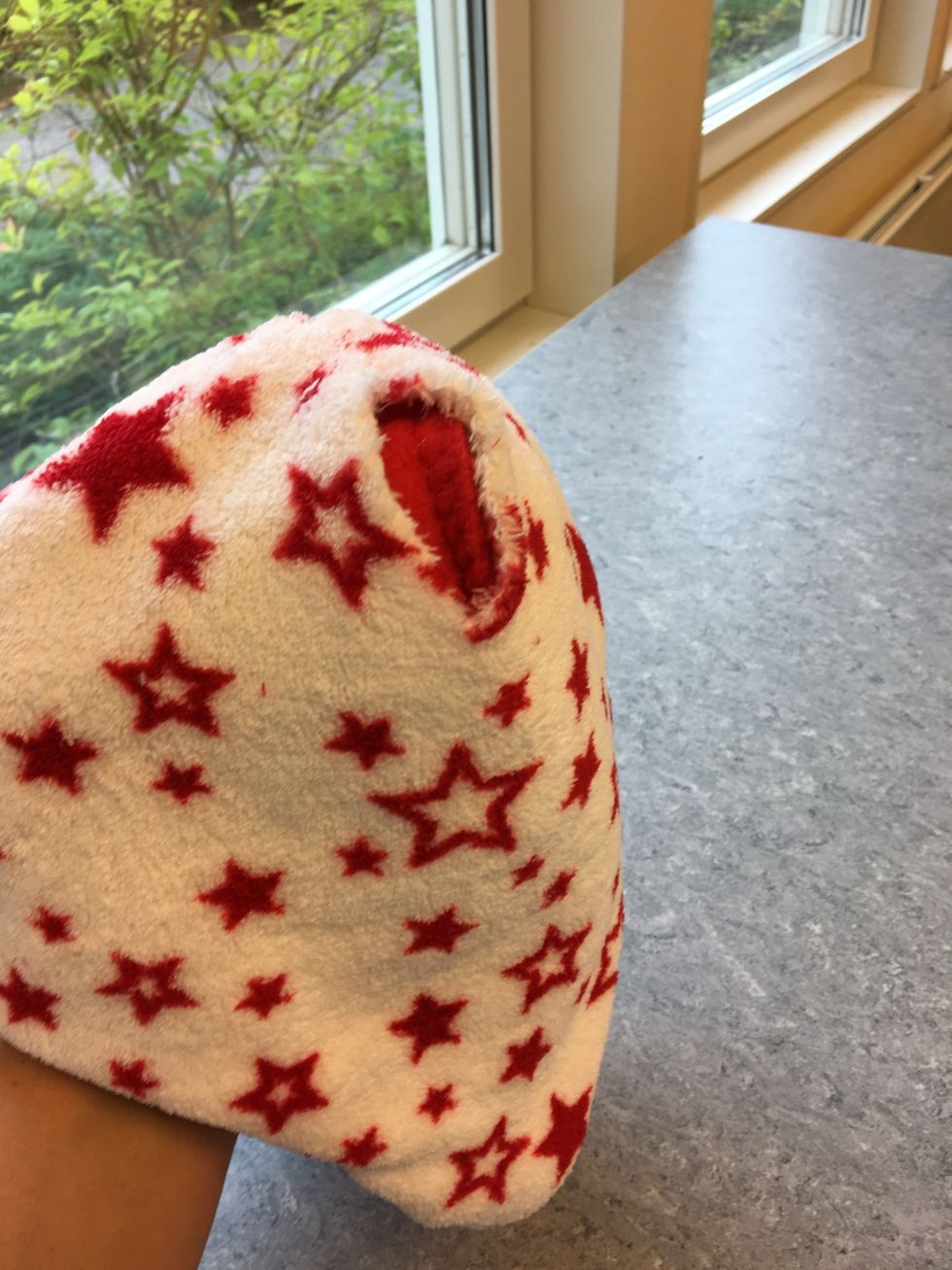 Nu ska du sy ihop det sista lilla h\u00e5let f\u00f6r hand med syn\u00e5l och sytr\u00e5d.