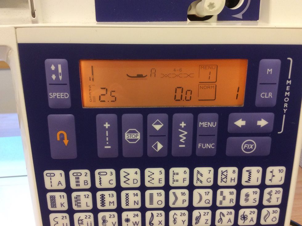 Nu ska du sy ihop din figur. Anv\u00e4nd en tr\u00e5d som \u00e4r s\u00e5 lik i f\u00e4rgen som ditt tyg som m\u00f6jligt. St\u00e4ll in maskinen p\u00e5 raks\u00f6m.