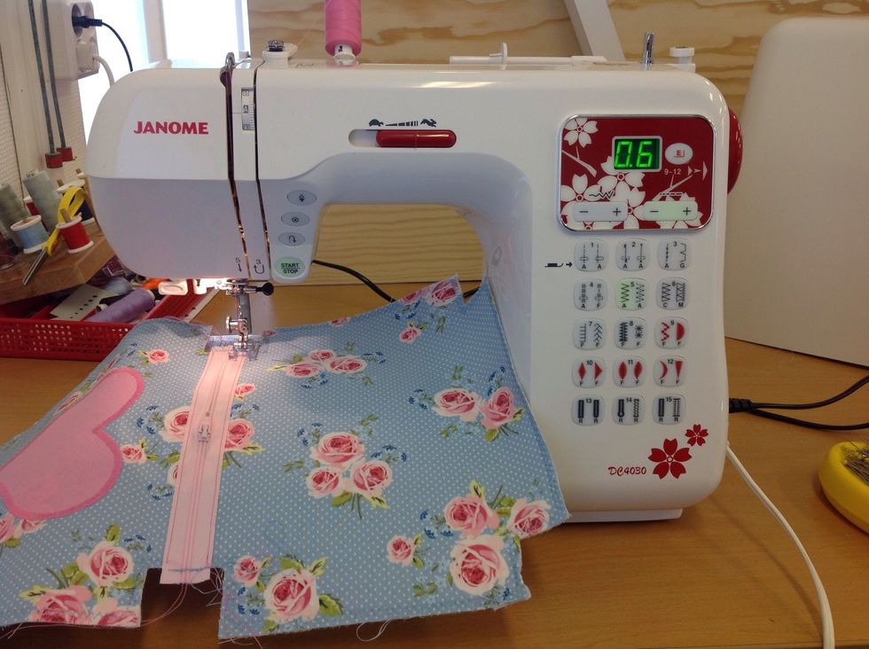 Nu ska du sy t\u00e4t sicksack \u00f6ver raks\u00f6mmen. V\u00e4lj s\u00f6m 5 och minska stygnl\u00e4ngden till 0,6 genom att trycka p\u00e5 minus p\u00e5 den h\u00f6gra knappen l\u00e4ngst upp.