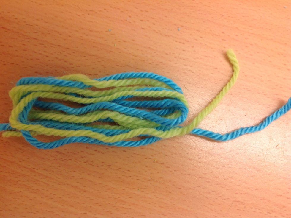 Nu ska du v\u00e4lja garn till h\u00e5ret. Ta n\u00e5gra varv med garnet runt dina fingar. Klipp av