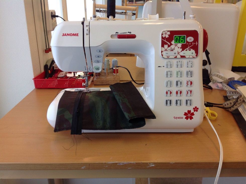 Nu ska du v\u00e4lja sicksack s\u00f6m 5. Minska stygnl\u00e4ngden genom att trycka minus p\u00e5 knappen l\u00e4ngst upp till h\u00f6ger tills det st\u00e5r 0,6 i rutan.