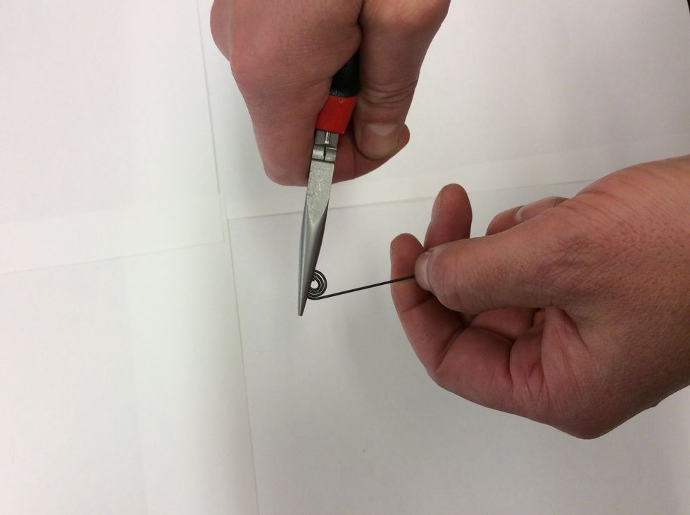 Nu ska du vrida runt st\u00e5ltr\u00e5den runt \u00f6glan du gjort. Titta g\u00e4rna p\u00e5 filmen i n\u00e4sta steg innan du b\u00f6rjar.