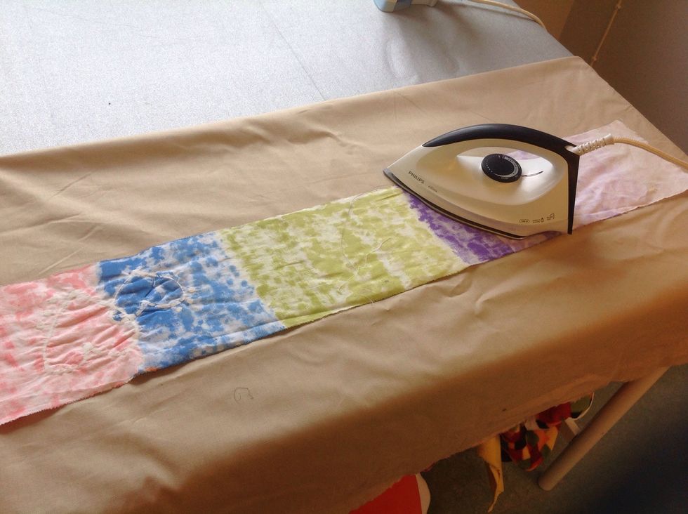 Nu ska f\u00e4rgen fixeras. Det g\u00f6rs genom att du stryker - p\u00e5 baksidan - under 4-5 minuter. R\u00f6r strykj\u00e4rnet hela tiden!