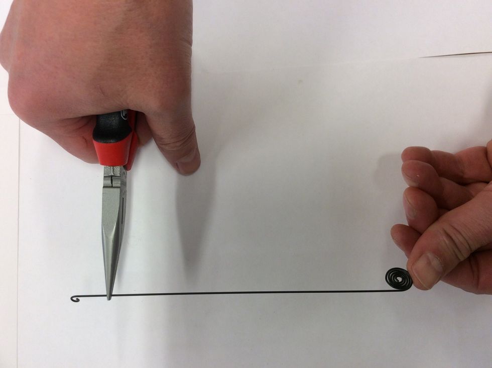 Nu ska vi h\u00e5lla fast st\u00e5ltr\u00e5den ca 2 cm fr\u00e5n \u00f6glan du precis gjorde.