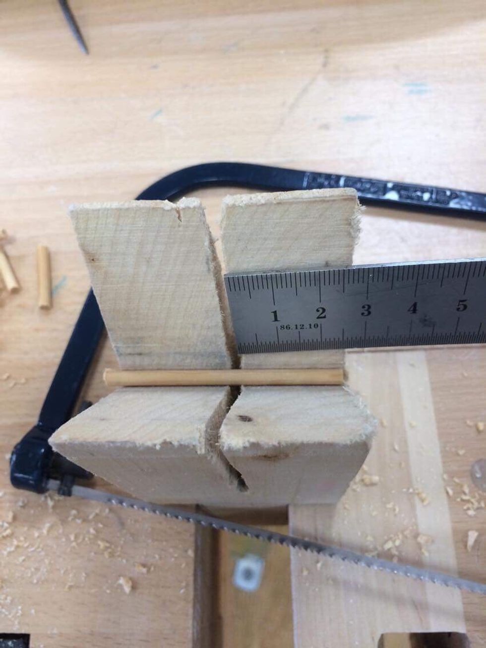 Nu ska vi s\u00e5ga pinnar till alla h\u00e5len. Pinnarna ska vara ca 25 mm l\u00e5nga. Om du har tur \u00e4r s\u00e5gst\u00f6det ca 25mm p\u00e5 ena sidan, om s\u00e4tt den till h\u00f6ger