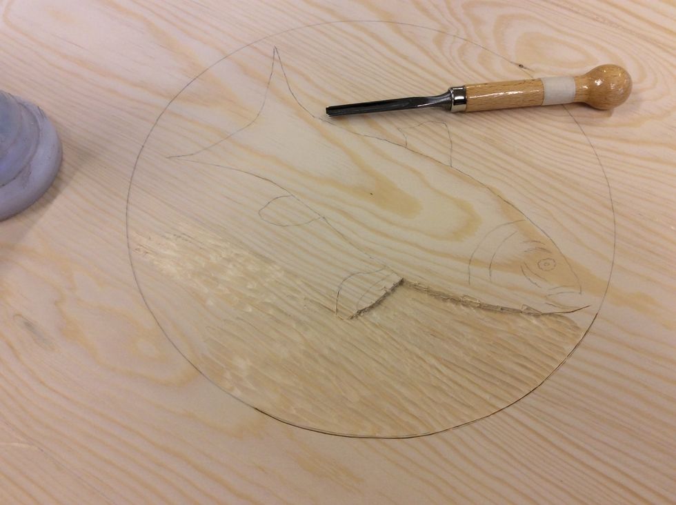 Nu ska vi sk\u00e4ra ut bilden.. N\u00e4r man sk\u00e4r \u00e4r det viktigt att man sk\u00e4r med fibrerna och inte mot de, f\u00f6r i s\u00e5na fall blir det masa flisor och tr\u00e4det kan g\u00e5 s\u00f6nder vilket kan leda till masa extra arbete.