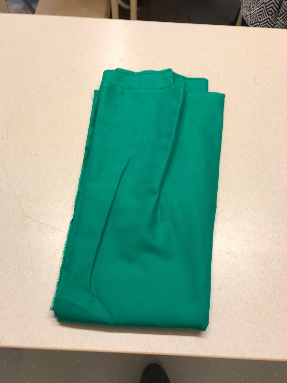 Nu tar du den gr\u00f6naste och finaste tygget du kan hitta rita ut en skiss p\u00e5 tyget och s\u00e4g till att den \u00e4r 10 cm l\u00e4ngre \u00e4n det vanliga m\u00e5ttet.