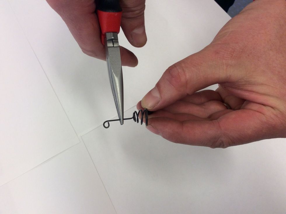 Nu \u00e4r det dags att forma ditt \u00f6rh\u00e4nge. Ta tag i st\u00e5ltr\u00e5den och dra ut f\u00f6rsiktigt.