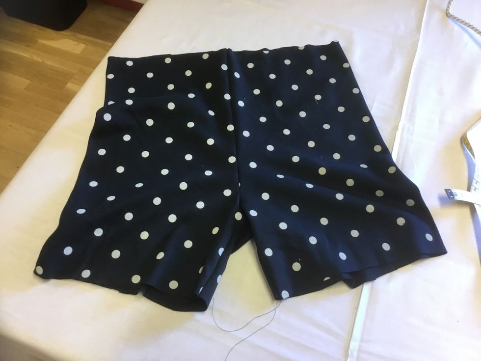 Nu \u00e4r det dags att prova shortsen och best\u00e4mma hur l\u00e5nga benen ska vara och hur h\u00f6g midjan ska vara.