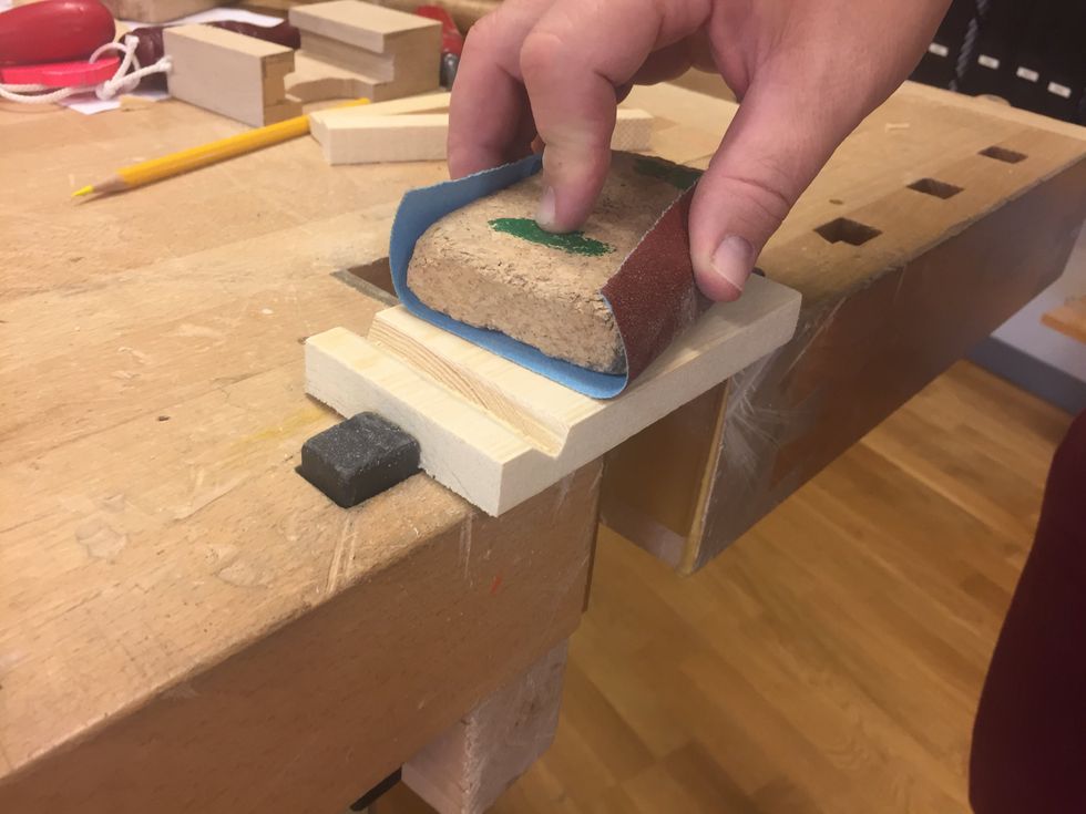 Nu \u00e4r det dags att slipa alla delar ordentligt. Var f\u00f6rsiktig med de tunnare delarna p\u00e5 figuren s\u00e5 att de inte g\u00e5r av.