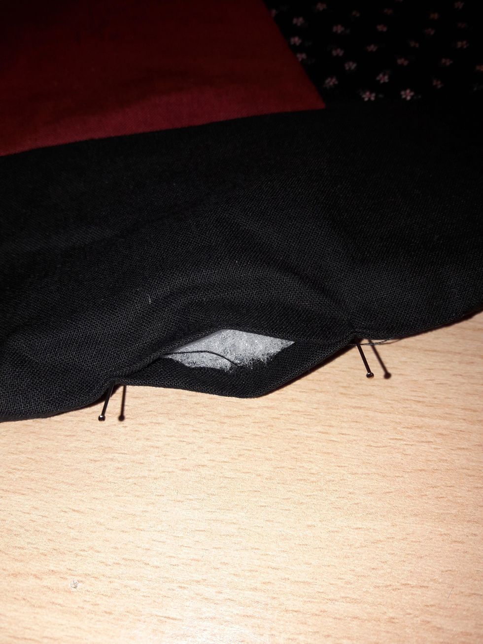 Nu \u00e4r det dags att sy ihop v\u00e4ndh\u00e5let. Till det beh\u00f6ver du sytr\u00e5d i samma f\u00e4rg som tyget och en syn\u00e5l med litet \u00f6ga.