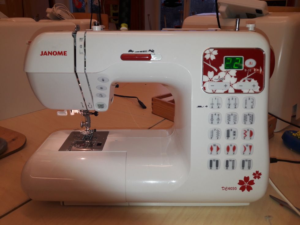 Nu \u00e4r det dags att tr\u00e4 symaskinen. Om du inte vet hur man g\u00f6r s\u00e5 kolla p\u00e5 filmen i ditt sl\u00f6jd classroom.