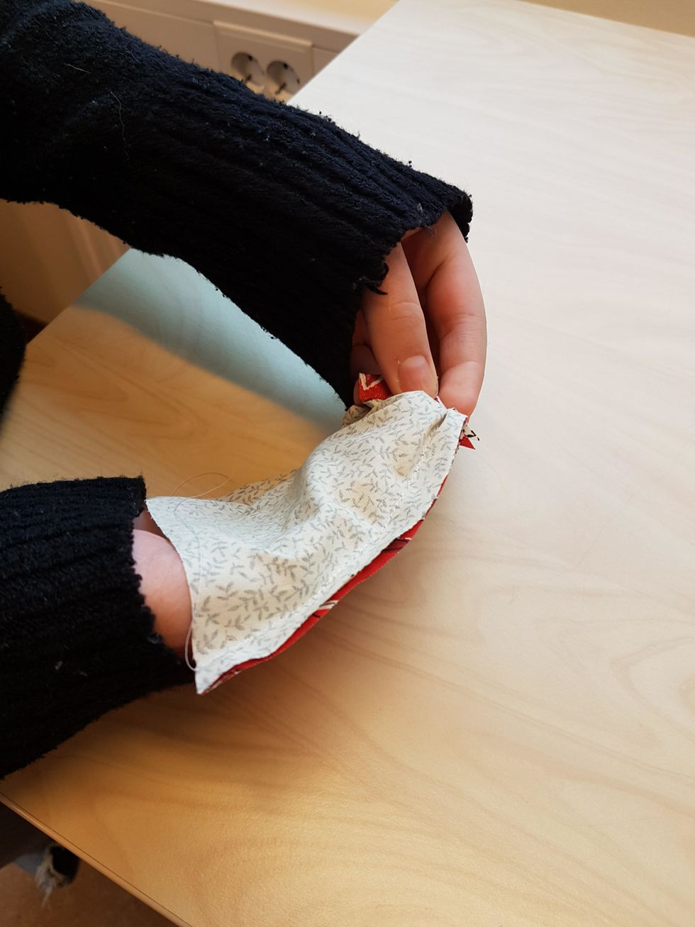 Nu \u00e4r det dags att vr\u00e4nga arbetet. Det betyder att du ska v\u00e4nda ditt arbete s\u00e5 r\u00e4tsidan kommer ut\u00e5t.