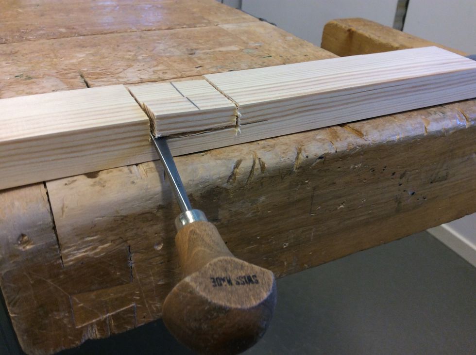 Nu \u00e4r det dags f\u00f6r att hugga bort det \u00f6verfl\u00f6diga materialet. G\u00f6r detta tills ungef\u00e4r h\u00e4lften av br\u00e4dans h\u00f6jd \u00e4r borta. G\u00f6r detta lika dant p\u00e5 den andra br\u00e4dan ocks\u00e5.