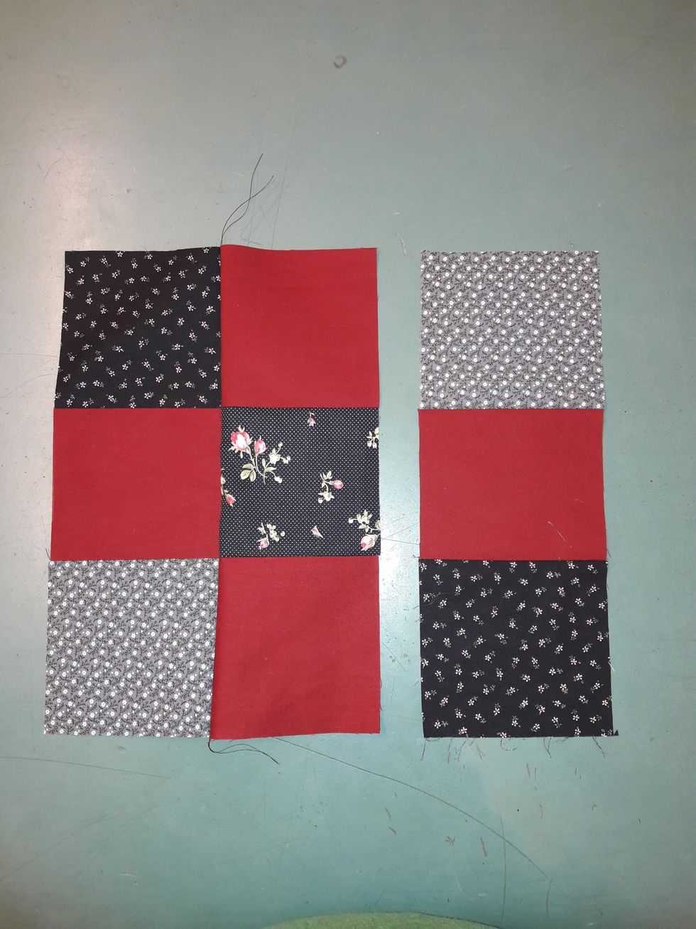 Nu \u00e4r det dags f\u00f6r den sista raden. Kolla ditt m\u00f6nster igen s\u00e5 att raderna hamnar p\u00e5 r\u00e4tt h\u00e5ll.