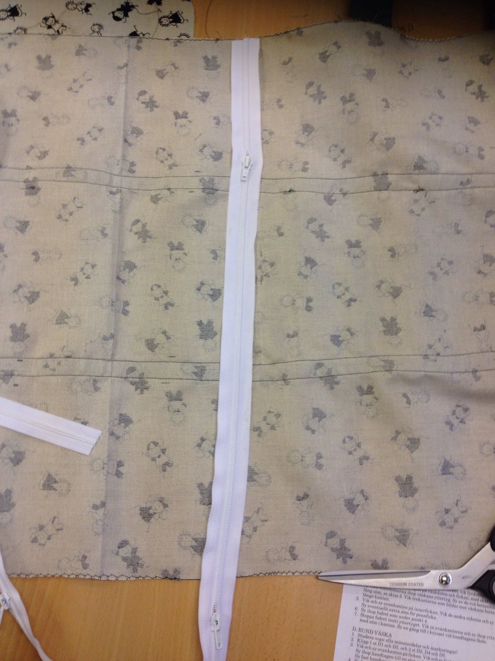 Nu \u00e4r det dags f\u00f6r dragkedjan. M\u00e4t ut s\u00e5 du f\u00e5r r\u00e4tt l\u00e4ngd p\u00e5 kedjan. Se s\u00e5 du har EN kl\u00e4pp p\u00e5 din kedja innan du klipper.