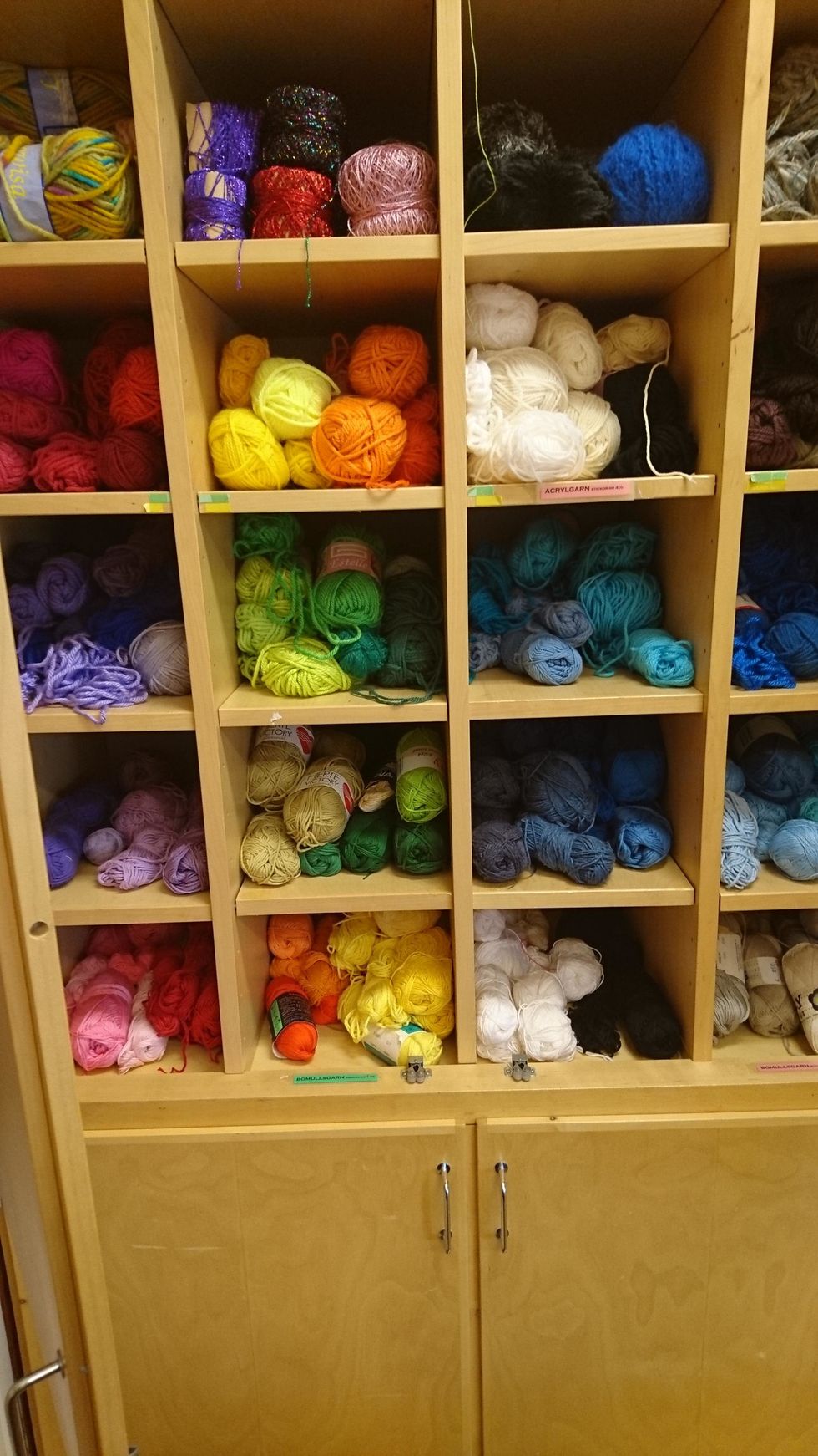 Nu \u00e4r p\u00e5sen klar, s\u00e5 nu ska vi virka snodden s\u00e5 att vi kan st\u00e4nga den. V\u00e4lj f\u00e4rg p\u00e5 garnet.