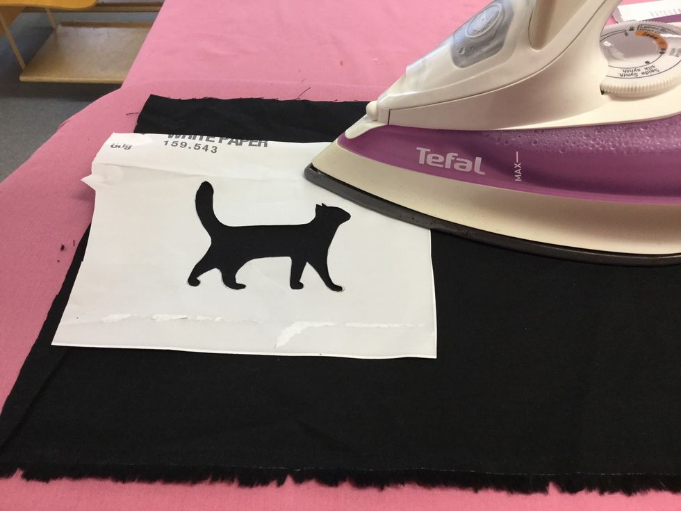 Nu \u00e4r schablonen klar. L\u00e4gg blanka sidan av omslaget till kopieringspappret mot tyget och stryk fast d\u00e4r du vill ha ditt tryck.