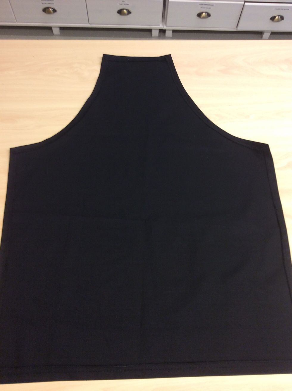 Nu \u00e4r sj\u00e4lva f\u00f6rkl\u00e4det f\u00e4rdigsytt \ud83d\ude1b Bra jobbat.  Nu ska du brodera ditt namn. Vill du ha namnet p\u00e5 en ficka f\u00e5r du b\u00f6rja med att rita/ designa upp din ficka p\u00e5 m\u00f6nsterpapper.