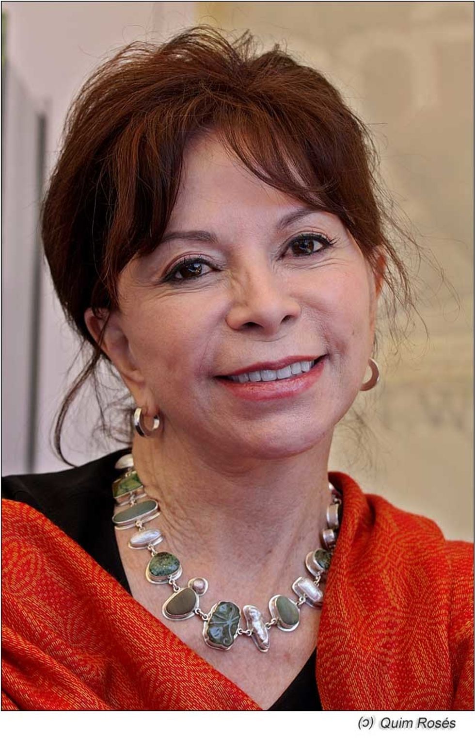 Nuestra exponente literaria m\u00e1s popular, la escritora Isabel Allende de Chile. Nuestra literatura trasciende las fronteras del idioma.