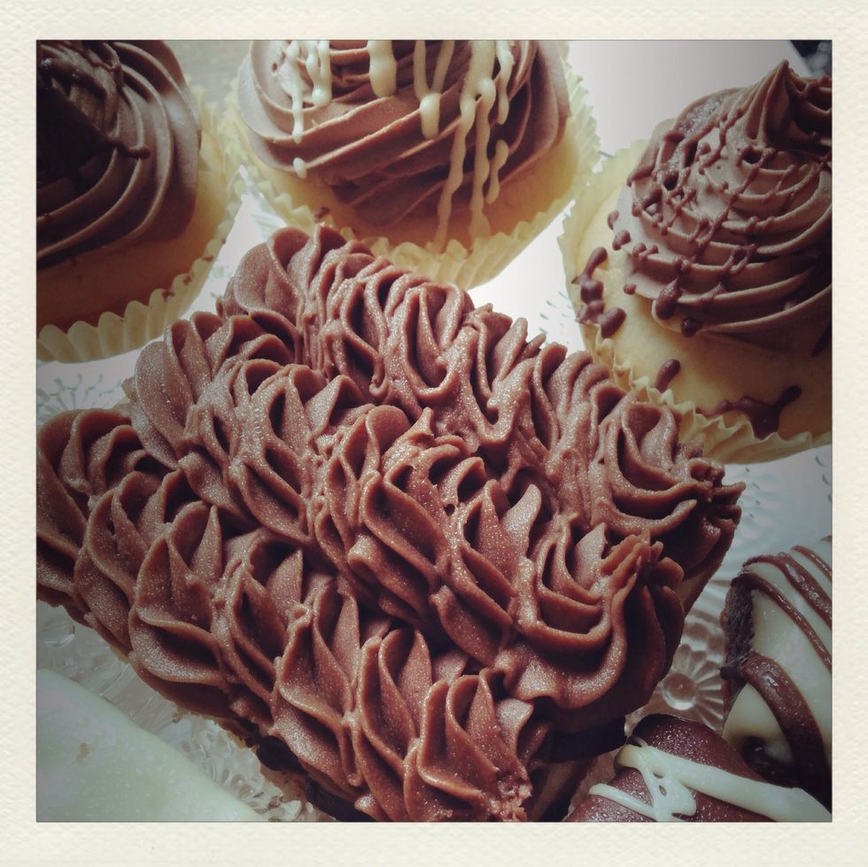 Nutella Buttercream recipe:  1/2 cup of butter,   2 cups powdered sugar,  2 tbsp heavy cream,   1 tsp vanilla extract,  1/2 cup of Nutella, pinch of salt.