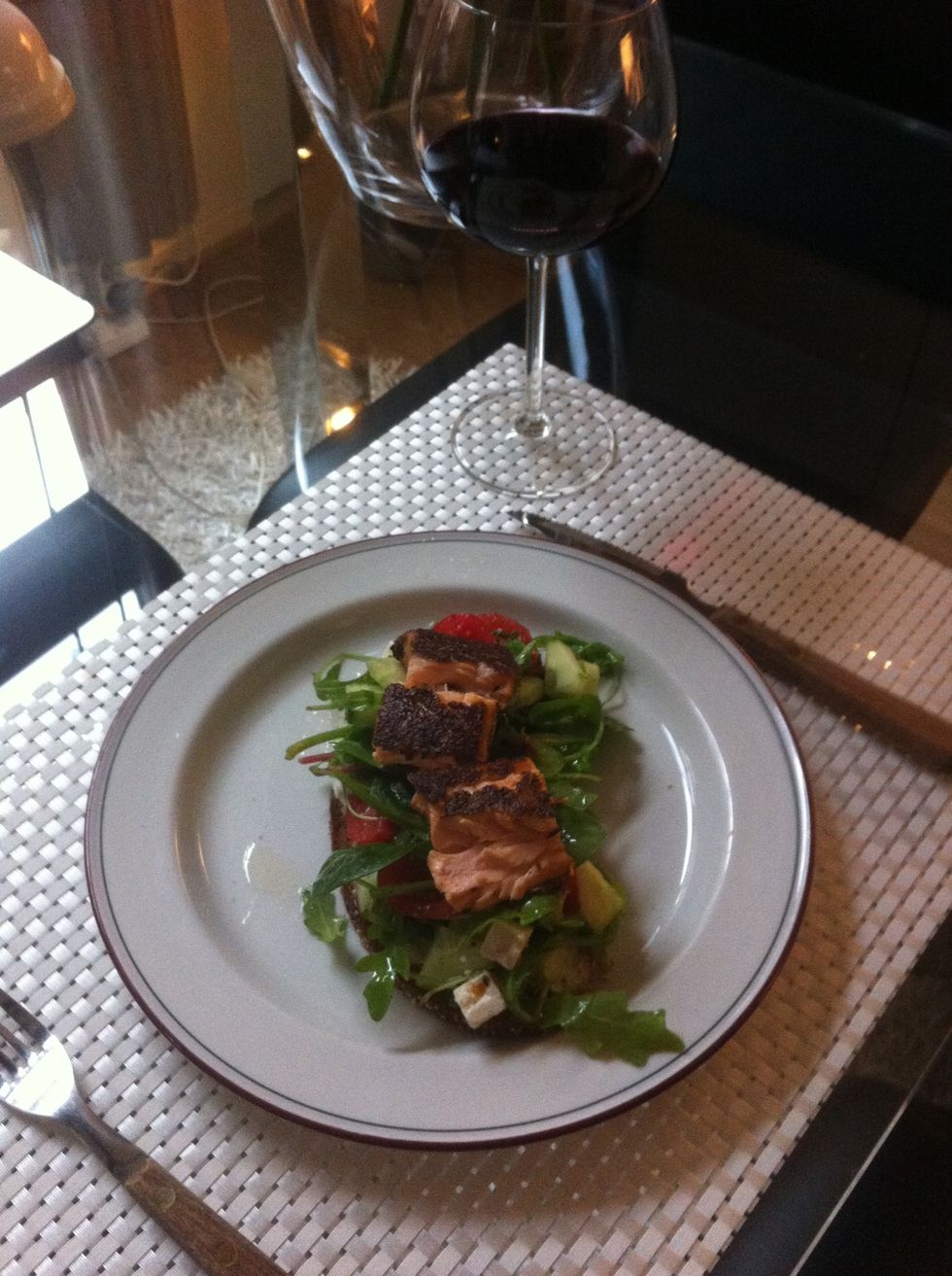 Nytes gjerne med et glass r\u00f8dvin=))