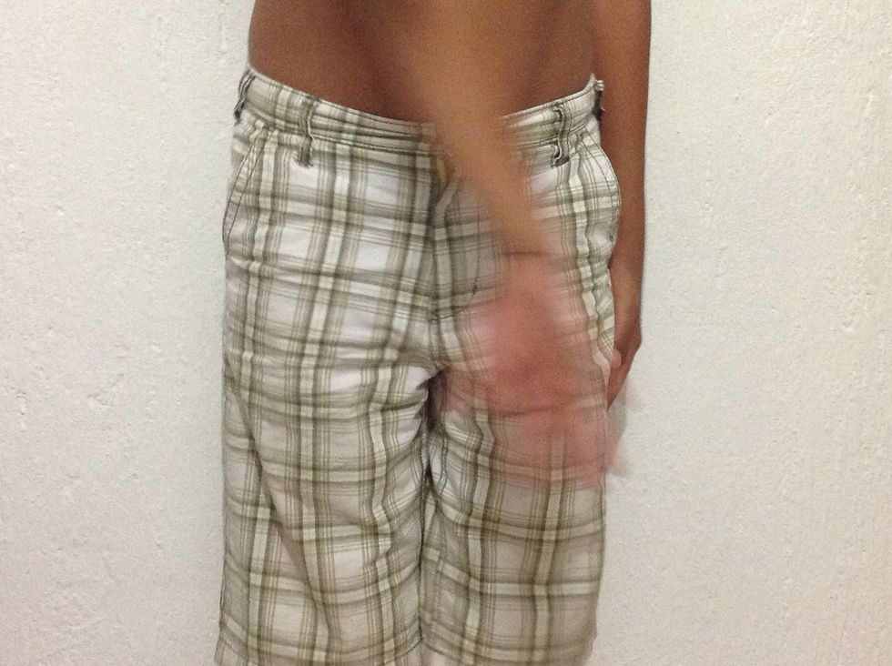 Observe la velocidad, ritmo y suavidad de los movimientos. Pida al paciente que golpee su muslo, levante la mano, le de la vuelta y golpee con la otra parte el mismo sitio.