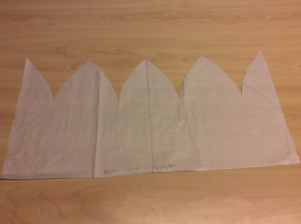 Observera att det st\u00e5r MOT VIKT KANT och rita av som p\u00e5 bilden.