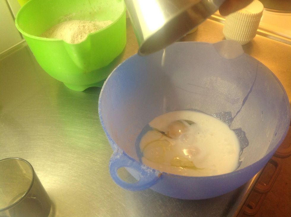 Och h\u00e4ll i mj\u00f6lken i samma sk\u00e5l som \u00e4ggen \u00e4r i