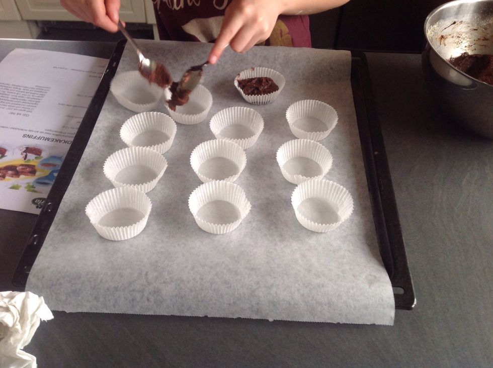 Och n\u00e4r du har vispat klart ska du h\u00e4lla i smeten i former, ej f\u00f6r mycket. And once you've beaten clearly should you pour the batter into shapes, not too much