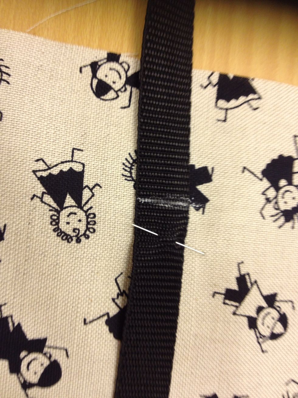 Och n\u00e5la fast. G\u00f6r en markering p\u00e5 bandet 5 cm fr\u00e5n kanten p\u00e5 alla fyra st\u00e4llena.