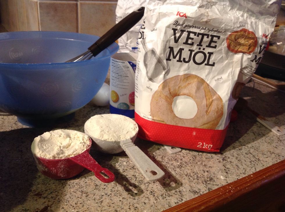 Och sedan mj\u00f6let and then the flour