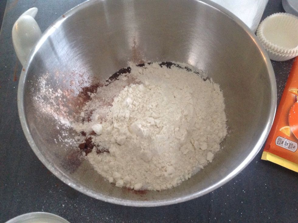 Och sen h\u00e4ller du i mj\u00f6let and then pour in the flour